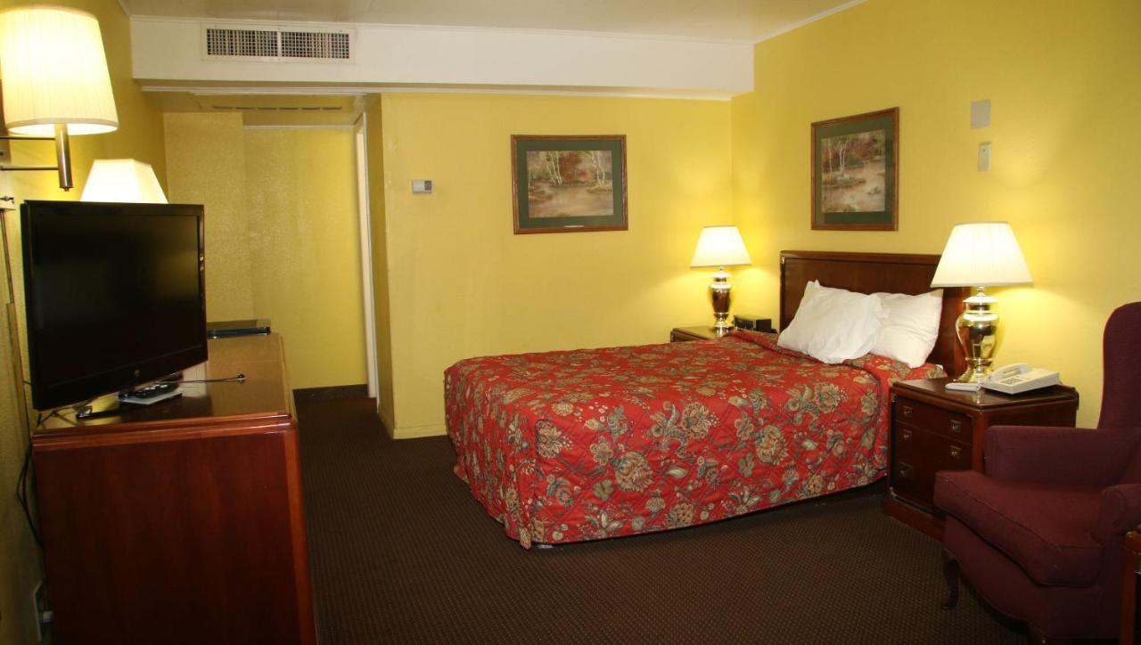 Townsman Inn Larned Extérieur photo