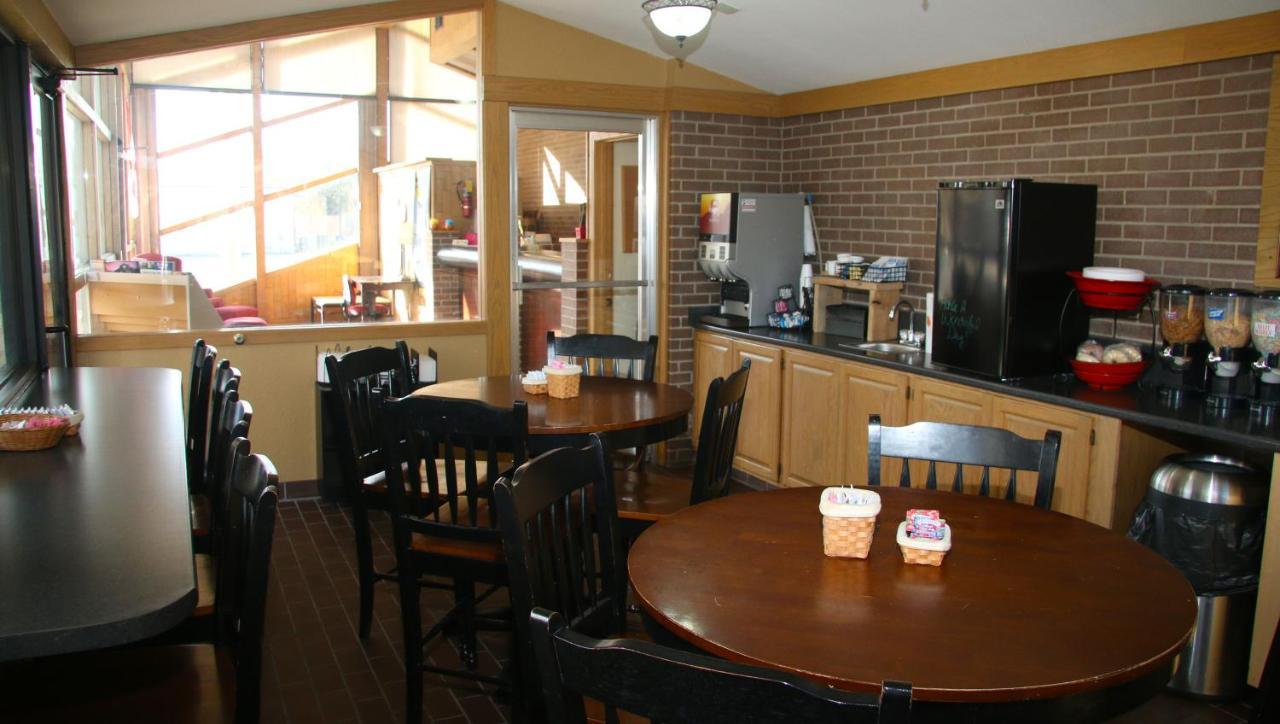Townsman Inn Larned Extérieur photo